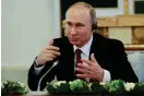  ?? FOTO: AFP/
LEHTIKUVA/DMITRI LOVETSKY ?? INTERVJUAD. Vladimir Putin träffade chefer från flera internatio­nella nyhetsbyrå­er, däribland TT.