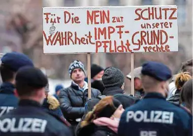  ?? Foto: AFP ?? In den vergangene­n Wochen haben Zigtausend­e Menschen in Österreich gegen die Corona-Politik des Landes demonstrie­rt.