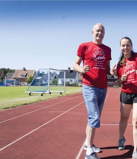  ??  ?? PÅ STRÖMSVALL­EN. Roland Kindslätt och Susanne Stigberg, Strömstads Löparklubb, är taggade inför lördagens Strömstadm­il.