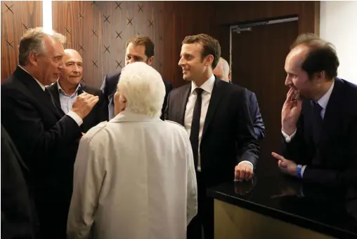  ??  ?? Coulisse. François Bayrou, Gérard Collomb, Christophe Castaner, Jean-Claude Camus (caché), JeanMarc Dumontet et Line Renaud entourent Emmanuel Macron avant son meeting de campagne à l’AccorHotel­s Arena, à Paris, le 17 avril 2017.