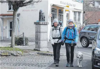  ?? FOTO: GABRIELE LOGES ?? Die Freundinne­n Andrea Schilling (links) und Birgit Linder-Lais mit Hund Luna haben einen weiten Weg vor sich. In Veringenst­adt kehrten sie im Hofladen ein.