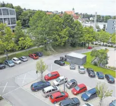  ?? FOTO: MATTHIAS BECKER ?? Auf dem Campus werden kurzfristi­g Parkplätze für Bürocontai­ner geopfert, bis auf dem Seitz-Gelände (links am Bildrand) neue Gebäude entstehen.