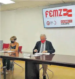  ?? EL PERIÓDICO ?? La firma del convenio del Metal de Zaragoza, el pasado mes de julio.