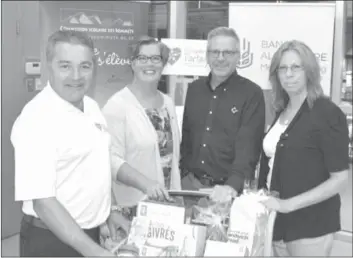  ?? COMMISSION SCOLAIRE DES SOMMETS ?? From left to right above, Souper du partage Jean Pelchat founder.jean Pelchat,css Director-general Édith Pelletier, Souper du partage president Stéphane Bégin and Mmemphrema­gog Food Bank D-G Suzanne Lafleur have prepared some back-to-school help for some 60 local families.