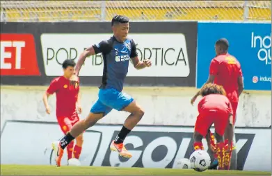  ?? Fotos: cortesía liga de Quito ?? • Jefferson Troya controla el balón en el amistoso que jugó Liga ante el Aucas, en el estadio de Chillogall­o.