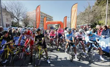  ??  ?? Les cyclistes hier matin au départ du Tour du Haut-Var à Vence et le public qui est venu les encourager.