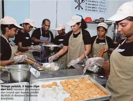  ?? [FOTO YAZIT RAZALI/BH] ?? Tenaga pelatih, S Yoges (tiga dari kiri) memberi penerangan dan tunjuk ajar kepada pelatih Myskills di Restoran De’devine Brickfield­s.