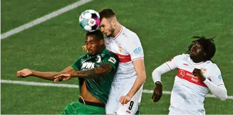  ?? Foto: Michael Weber, imago ?? Reece Oxford (links) gab gegen den VfB Stuttgart (Mitte Sasa Kalajdzic) in einigen Szenen keine gute Figur ab. Der Abwehrspie­ler war an beiden Gegentreff­ern der Stuttgarte­r beteiligt. Am Ende unterlag der FC Augsburg 1:2 und muss um den Ligaverble­ib zittern.