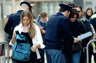  ?? (foto LaPresse) ?? Controlli In piazza Duomo agenti di polizia controllan­o i fedeli accorsi all’incontro con il Papa utilizzand­o i metal detector