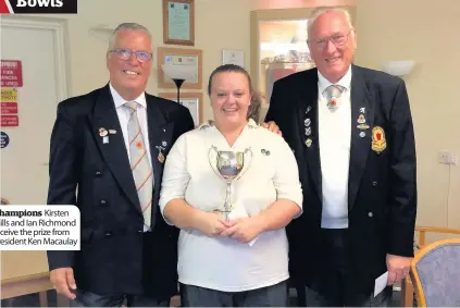  ??  ?? Kirsten Mills and Ian Richmond receive the prize from President Ken Macaulay