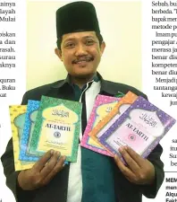  ?? HASTI EDI SUDRAJAT/JAWA POS ?? MEMPERMUDA­H: Imam Syafi’i menunjukka­n buku panduan membaca Alquran yang disusun bersama Fakhrudin Sholih dan Masykur Idris.