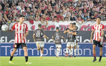  ?? FOTOBAIRES ?? El gigante del gol. Los compañeros de Pellegrino lo abrazan después de su gol, el 2-0 parcial.