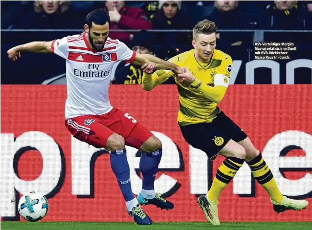  ??  ?? HSV-Verteidige­r Mergim Mavraj setzt sich im Duell mit BVB-Rückkehrer Marco Reus (r.) durch.