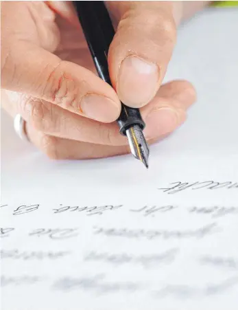  ?? FOTO: TOBIAS HASE/DPA ?? Mit Sorgfalt formuliert: Ein handgeschr­iebener Brief signalisie­rt Wertschätz­ung.