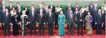  ?? — AFP ?? Chinese President Xi Jinping poses for a group photo with other delegates and guests at the welcoming banquet for the Belt and Road Forum in Beijing.