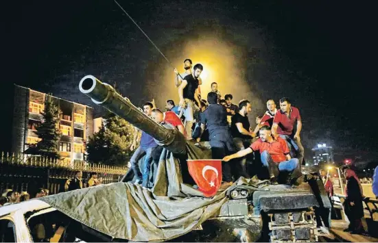  ?? Tfeay BeMadr i RefteMs ?? Un grupo de personas se encarama a un tanque del ejército turco en Ankara, durante el intento de golpe del 2016