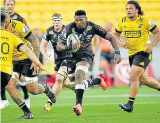  ?? /backpagepi­x ?? On the run:
Sikhumbuzo Notshe has been one of the outstandin­g players in the Sharks pack.