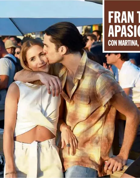  ??  ?? Martina es la primera novia oficial del hijo de Marcelo y fue bien aceptada per la familia. La modelo de 23 años estudia ingeniería y es una apasionada de los idiomas. Juntos viven su primer verano en la chacra de La Boyita.