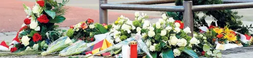  ??  ?? Fiori e veglia Mazzi di fiori per le vittime della strage ad Hanau. Ieri sera si è tenuta una veglia anche a Berlino(afp)
Volti e nomi Alcune vittime della strage di Hanau a opera di un estremista neonazista:
1 Bilal Gokce, turco; 2 Mercedes Kierpacz, sinti; 3 Ferhat Unvar, curdo;
4 Sedat Gurbuz, turco; 5 Said Nessar al Hashimi, afghano; 6 Hamza Kurtovic, bosniaca; 7 Gokhan Gultekin, curdo