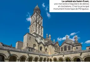  ??  ?? La cathédrale Saint-Front, une merveille d’équilibre de dômes
et clochetons. C'est le principal monument historique de Périgueux.