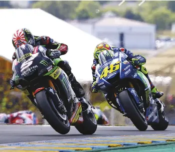  ??  ?? Ci-dessous : Johann s'est frotté plusieurs fois à son idole, Valentino Rossi. Ici au Mans, mais aussi, plus virilement, à Austin et Assen. Jusqu'ici, leur relation n'en a pas trop souffert.