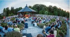  ?? Foto: Herbert Heim ?? In lauen Nächten spielt sich der Internatio­nale Augsburger Jazzsommer am Rosenpa villon im Botanische­n Garten ab.