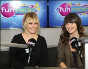  ??  ?? Les présentatr­ices du « Night show » sur Fun Radio, Anne-So et Marion.