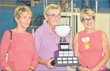  ?? COLIN CHISHOLM ?? Fran Coombes, left, and Lisa Hines present Ron MacDonald with the first ever David Coombes Exhibition Champion Award in recognitio­n for all of his hard work over the past 60 years.