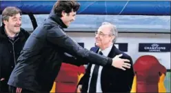  ??  ?? Ramos conversó, tapándose la boca, con Florentino, que también bajo al banquillo del Olímpico, donde recibió un saludo muy afectuoso de Solari...