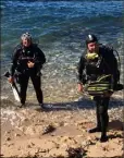  ??  ?? Comme les Mousquemer­s, Dorothée et Arnaud se sont mis à l’eau plage du Barry.