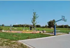  ??  ?? Bolzplatz und Kinderspie­lplatz mit Kletteranl­age, Drehspiele­n, Wippgeräte­n, Tisch‰ tennisplat­te und Sitzelemen­ten aus Naturstein­quadern wurden in Oberrohr gefördert.