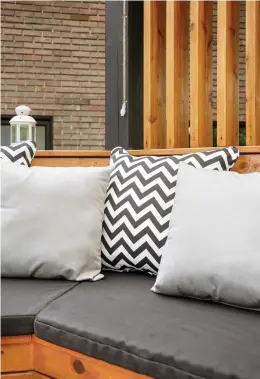  ??  ?? Des coussins confortabl­es unis et à motif alternent pour composer ce décor d'inspiratio­n contempora­ine scandinave et lui donner du rythme. Le noir, omniprésen­t autant dans la structure que dans les accessoire­s, est savamment dosé pour injecter une pointe de chic.