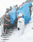  ?? REUTERS ?? Rescue workers carry victims of the Nasu avalanche on Monday.