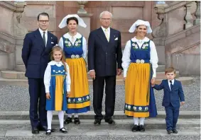  ?? Foto: Karin Törnblom ?? Prins Daniel, drottning Silvia, kung Carl XVI Gustaf, kronprinse­ssan Victoria, prinsessan Estelle och prins Oscar under nationalda­gsfirandet i år. Förutom kungaparet och kronprinse­ssan Victorias familj ingår prins Carl Philip, prinsessan Sofia, prinsessan Madeleine samt kungens syster prinsessan Birgitta i ”Det Kungliga Huset”.