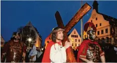  ?? Archivfoto: A. Brücken ?? Etwa 50 Kilo schwer ist das Holzkreuz, das Marcello Catena im vergangene­n Jahr durch Ulm trug. Dieses Jahr verkörpert Salvatore Tarantello Jesus.