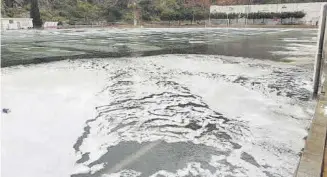  ??  ?? El campo de fútbol de la Vilavella también se cubrió de hielo y granizo con el temporal.