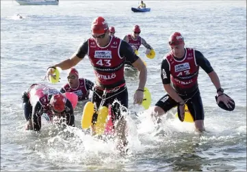  ?? (Photos Gilles Traverso) ?? Une succession de section natation et de course à pied : c’est le swimrun !