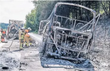  ?? FOTOS: DPA ?? Der drei Jahre alte Reisebus brannte nach dem Aufprall innerhalb von Minuten vollständi­g aus. 30 Personen konnten sich, teils schwer verletzt, noch retten. Für 18 Passagiere kam aber jede Hilfe der Einsatzkrä­fte zu spät.