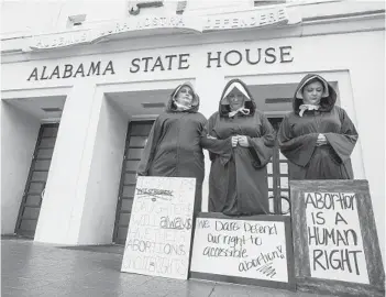  ?? MICKEY WELSH/MONTGOMERY ADVERTISER ?? Protesters demonstrat­e at the Alabama State House in Montgomery against legislatio­n tightening abortion restrictio­ns.