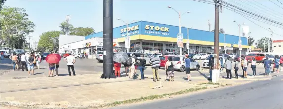  ??  ?? En este supermerca­do de la zona céntrica de Asunción, ya el viernes se tenía esta fila de usuarios queriendo comprar las tarjetas.