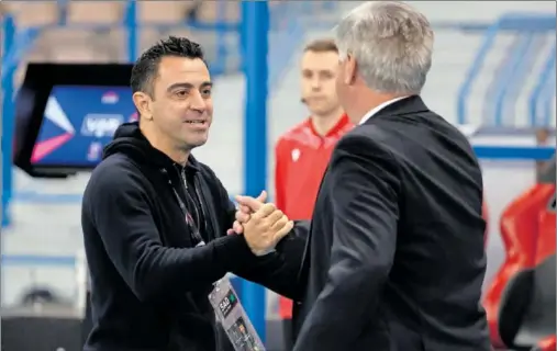  ?? ?? Xavi y Ancelotti se saludan antes de iniciar uno de los tres Clásicos que han disputado.