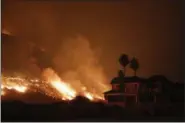  ?? JAE C. HONG — THE ASSOCIATED PRESS ?? A wildfire threatens homes as it burns along the 101 Freeway Tuesday in Ventura. Raked by ferocious Santa Ana winds, explosive wildfires northwest of Los Angeles and in the city’s foothills burned a psychiatri­c hospital and scores of homes and other...