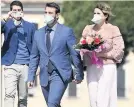  ??  ?? WEDDING Betrothed Italians wear masks