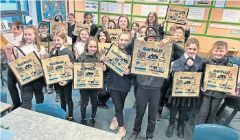  ?? ?? CLASS ACT: Breadalban­e pupils with their Snazzy Bag. Pictures by Cheryl Peebles.