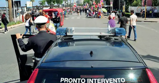  ??  ?? Controlli
Una pattuglia della polizia municipale impegnata nei controlli