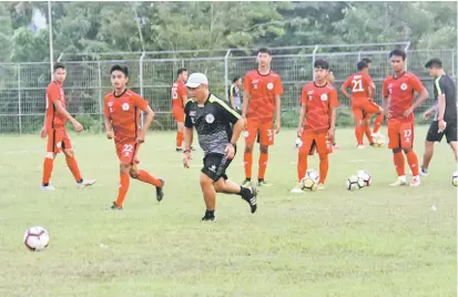  ??  ?? LATIHAN PEMANAS BADAN: Mohd Farhan menunjukka­n cara kawalan bola kepada pemain-pemain Sarawak pada sesi latihan d Stadium Negeri, Kuching petang semalam.