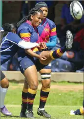  ??  ?? DREAM COME TRUE: Masande Mjikeliso (centre) from Kraaifonte­in in action for the SAPS female rugby team.