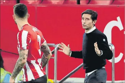  ?? FOTO: EFE ?? A por la segunda Marcelino da instruccio­nes a Nuñez durante el partido del Pizjuán