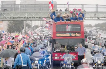  ??  ?? Los aficionado­s boricuas salieron ayer a las calles de San Juan para ovacionar a la selección que causó sensación en el Clásico Mundial. /XAVIER ARAÚJO | GFR MEDIA