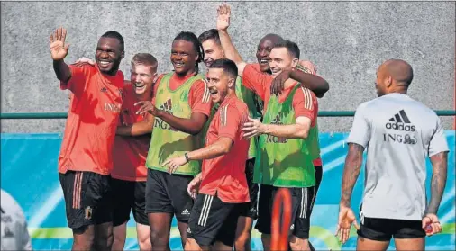  ??  ?? Ambiente feliz en Bélgica en el último entrenamie­nto, bajo la atenta mirada de Henry, asistente de Roberto Martínez.